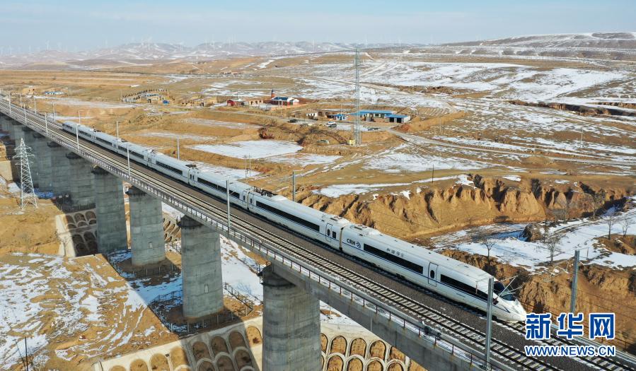 一列运行试验动车组列车驶过银西高铁马坊沟特大桥（12月12日摄，无人机照片）。