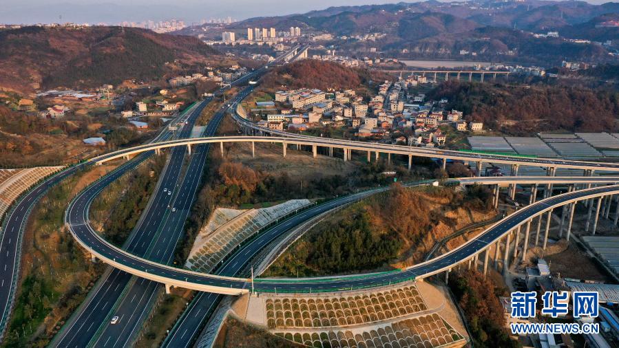 这是12月23日拍摄的安岚高速公路与十天高速连接处（无人机照片）。