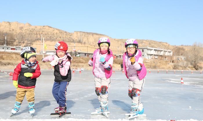 快来体验！榆阳区赵庄鱼儿湾开启滑冰模式