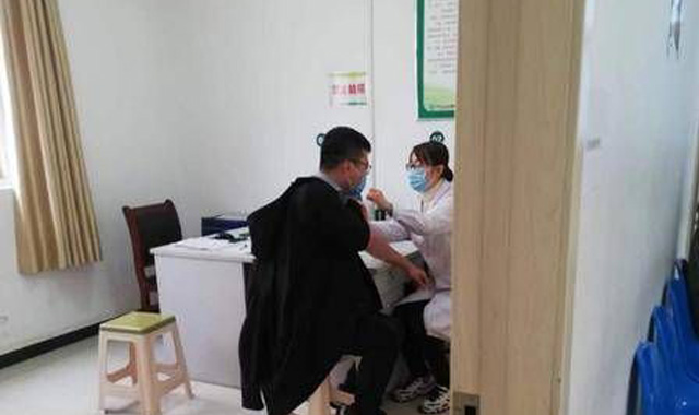 西安新冠疫苗出国人员应急接种启动 留学生接种热情高