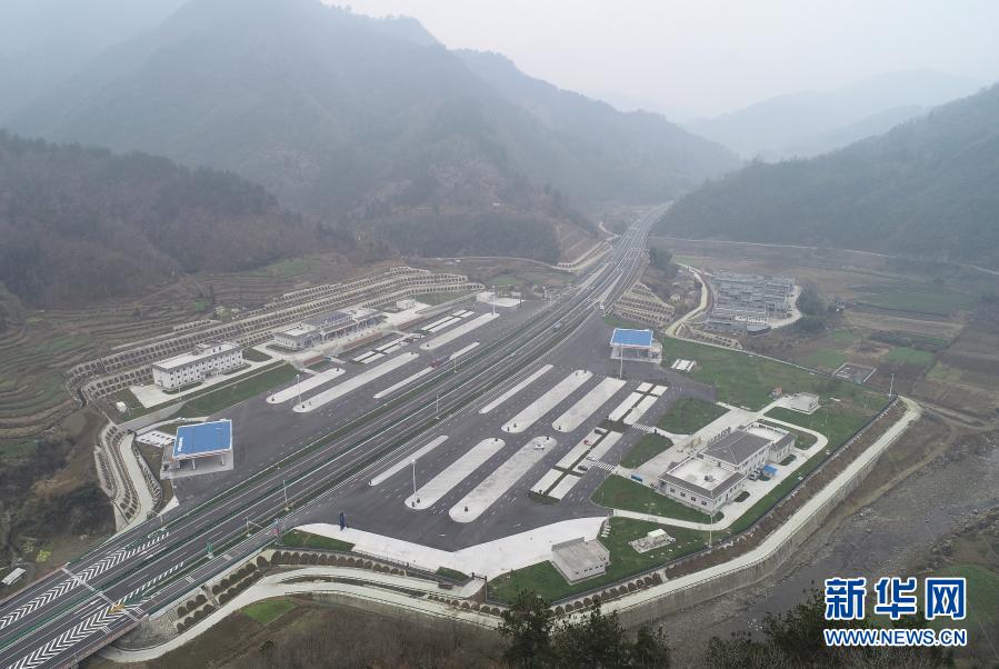这是陕西平利县至镇坪县高速公路天书峡服务区。这条高速路于2020年8月28日正式通车（2021年1月5日摄，无人机照片）。