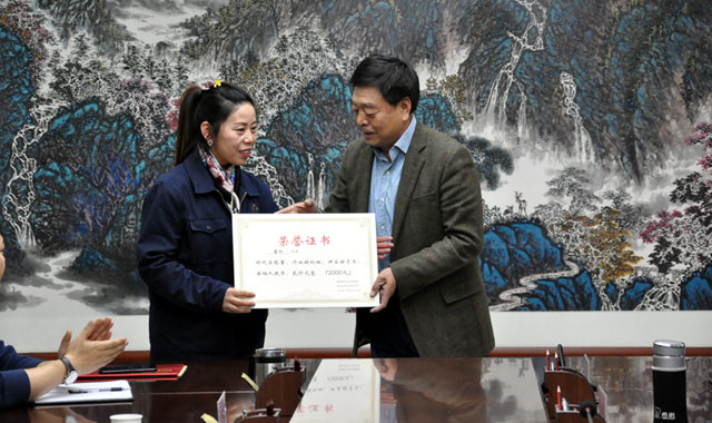 乘客打车多付十万元 爱心“的姐”着急忙退回——董玲获“西安好的姐”荣誉称号