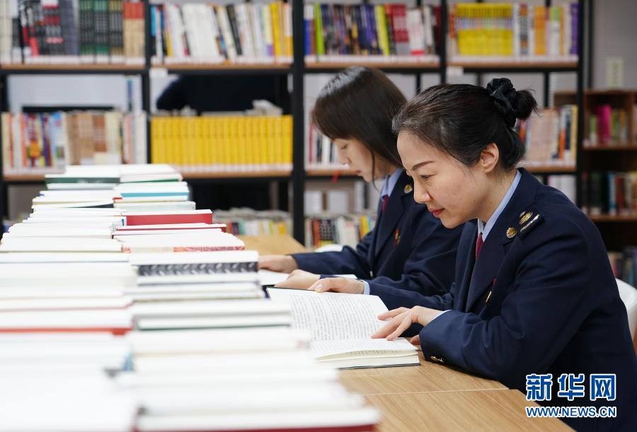 1月13日，读者在国家税务总局西安曲江新区税务局的职工书屋内读书。