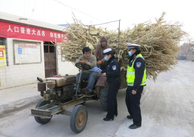 府谷交警依托“警保勸導(dǎo)站”開(kāi)展交通安全宣傳活動(dòng)