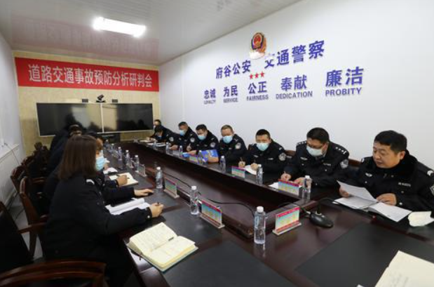 府谷縣公安局交警大隊(duì)召開(kāi)第一季度“嚴(yán)防控、降事故、保春運(yùn)”道路交通事故預(yù)防分析研判會(huì)