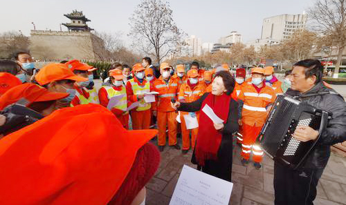 贠恩鳳為環(huán)衛(wèi)工人教唱新歌《飄香的黃玫瑰》