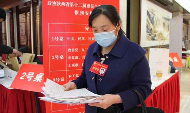 委员行李箱|“谢妈妈”和她的一百封“家书”