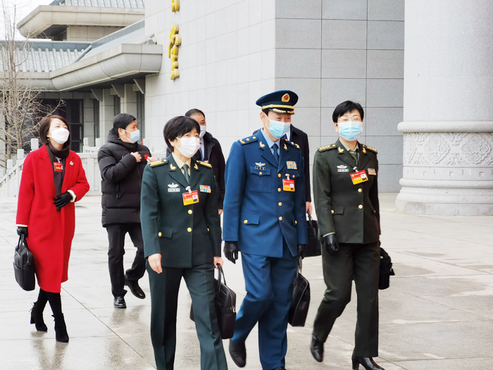 【视觉两会】委员们有序步入会场