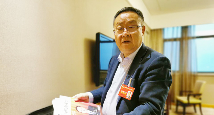 任保平委員履職行囊濃濃書卷氣