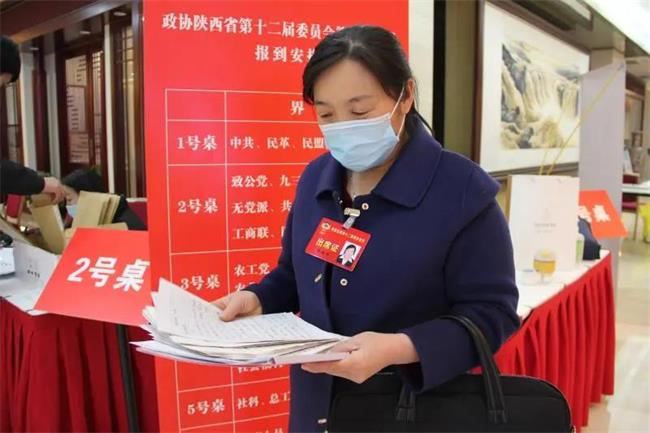 委員行李箱丨“謝媽媽”和她的一百封“家書”