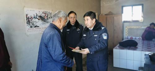榆林市公安局交警支隊黨委春節(jié)前慰問一線民警