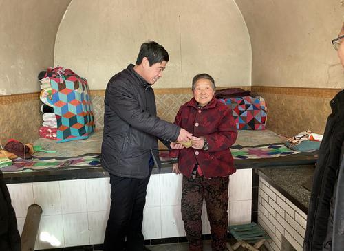 米脂縣政協(xié)走訪慰問特困黨員