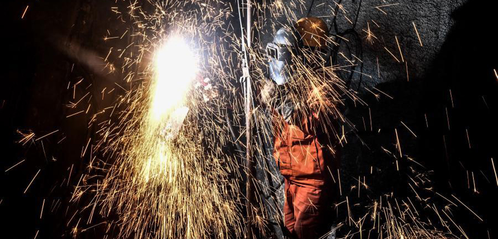 秦岭地下深处，焊花里迎新春