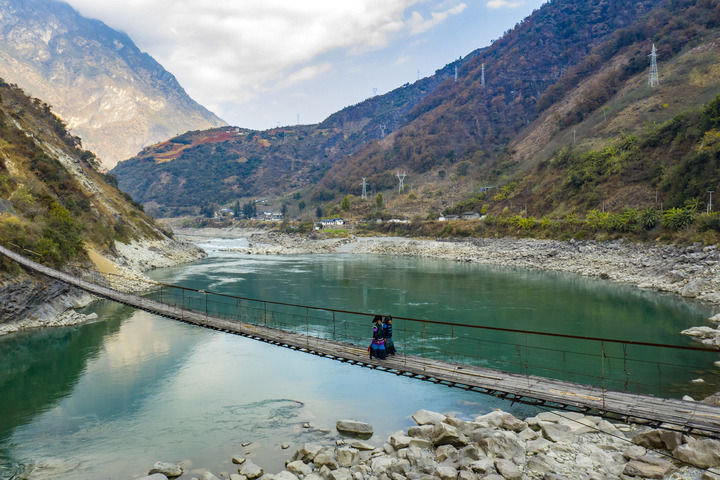 奋斗百年路 启航新征程·脱贫攻坚答卷|桥通了、车来了！