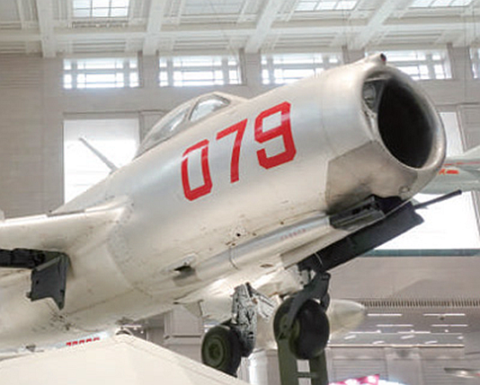 雏鹰展翅 搏击长空（党史撷英）