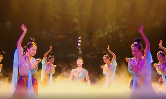 西安飞天美少女刘枭：吊发技艺惊艳春晚舞台 重现敦煌飞天之美