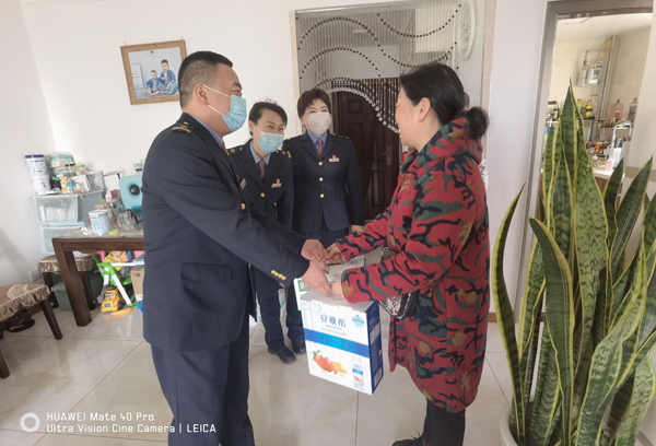 榆林火車站站長(zhǎng)給職工家屬拜年