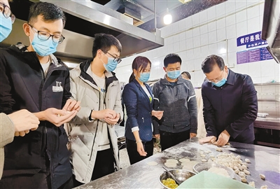 “這個(gè)春節(jié) 我們不孤獨(dú)” 高校留校學(xué)子花式過年