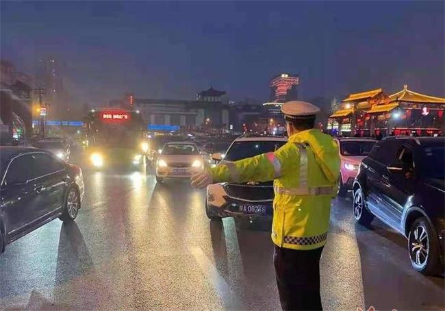 春節(jié)期間西安交警共出動(dòng)警力2.6萬余人次 全市交通安全形勢(shì)總體平穩(wěn)