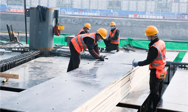 西安曲江新区：“就地过年”让工友们温暖不减