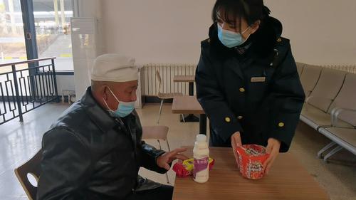 榆林火車站熱情服務(wù)，助高齡老人團(tuán)圓過大年