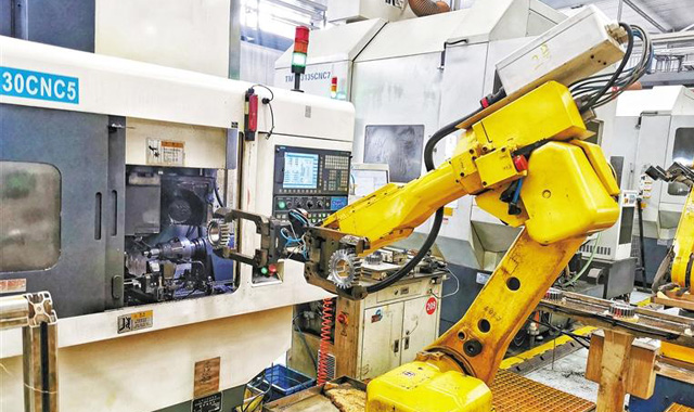 三秦新风貌 智能机器人生产线上显身手