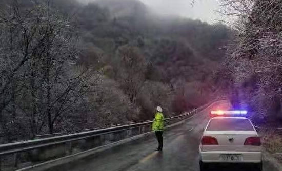 因部分路段下凍雨路面結(jié)冰 210國道長安段進(jìn)行交通管制