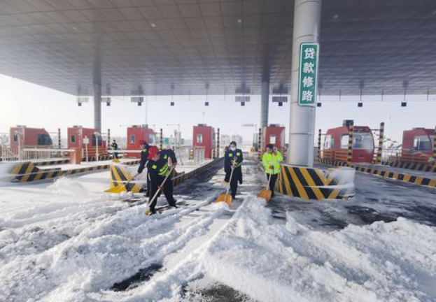 陜交集團榆靖分公司積極做好強降雪高速公路除雪保暢工作