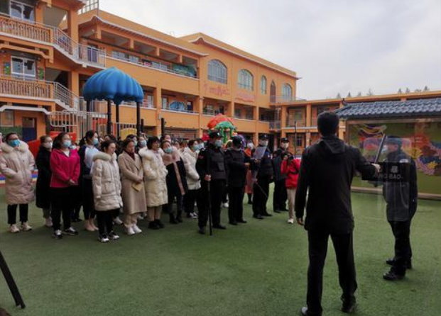 榆陽區(qū)新明樓派出所深入轄區(qū)幼兒園開展反恐防暴演練