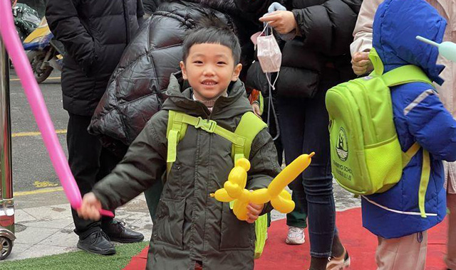 喜大普奔！“神兽回笼”第一天 家长哼起小曲送娃上学