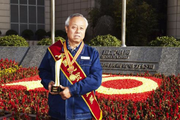 扎根扶貧老黃牛 為民服務(wù)孺子?！浫珖鴦趧幽７?、“三秦楷?！睆埨淄?/> </a> </div>
                <div   id=