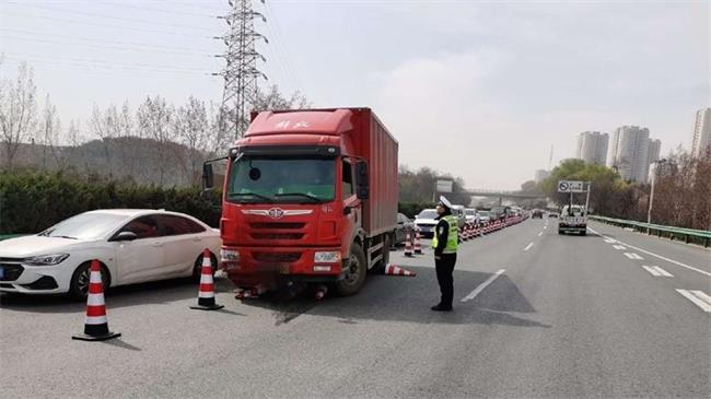 西安交警提醒：繞城高速路面整修期間 輕微事故不撤離罰200