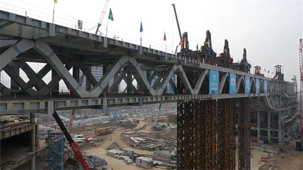 “長安云”項目完成關鍵節(jié)點 150米跨度空中連橋提升到位