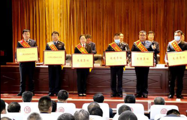 榆林交警二大隊被榆陽區(qū)委、榆陽區(qū)人民政府評為人民群眾滿意的政法單位