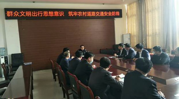 府谷縣大昌汗交警走進(jìn)村委開展交通安全宣傳活動