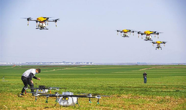 <i>春耕新图景 机器田间忙</i>