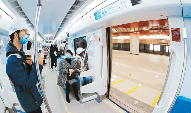 西安地铁14号线将于6月底开通试运营 市民代表“探班”