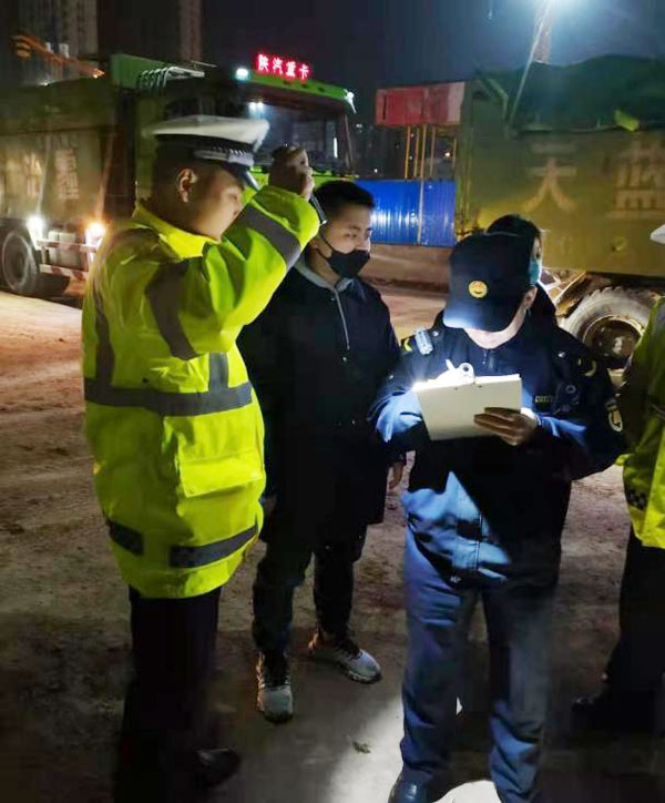 黑夜中的這一抹亮光，是寶雞環(huán)保執(zhí)法人員不變的堅(jiān)守