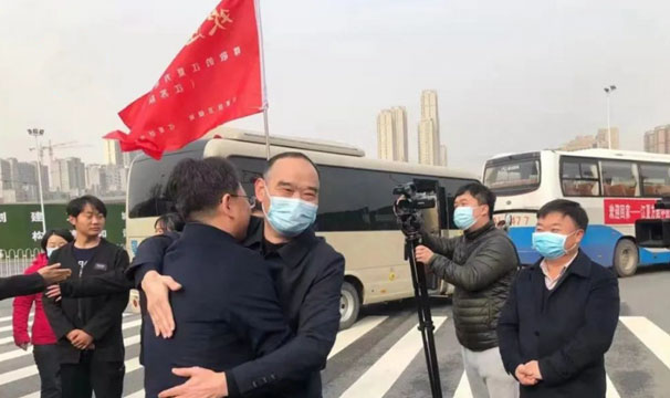 陕西援鄂医护人员回武汉了！一下车就哭了......