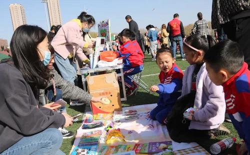 府谷縣舉行“學(xué)雷鋒 獻(xiàn)愛(ài)心”義賣活動(dòng)