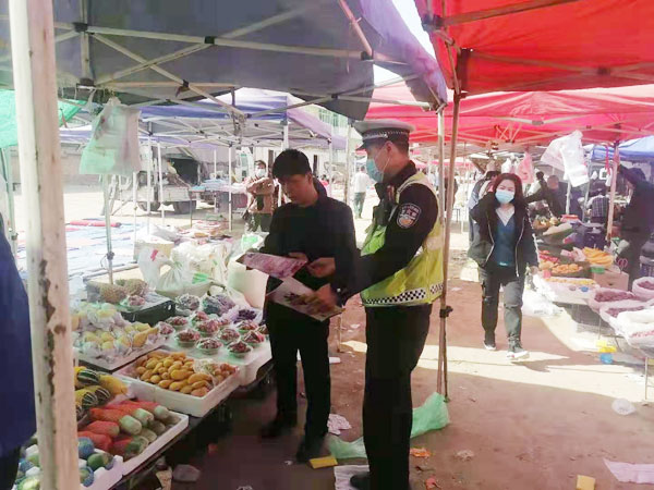 府谷三道溝交警利用趕集日開(kāi)展“禁毒”“掃黑除惡”宣傳活動(dòng)