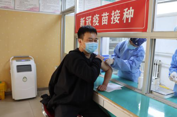  寶雞市衛(wèi)健委機(jī)關(guān)人員帶頭接種新冠病毒疫苗
