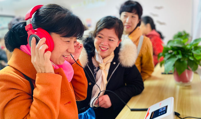 “城市书房”丰富社区老年人文化生活