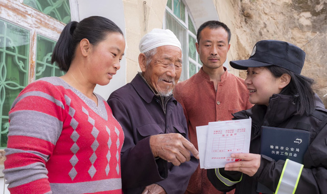 扶贫路上一抹耀眼的“警察蓝”——记全国脱贫攻坚先进个人、榆林市公安局驻村扶贫工作队队长苏丽