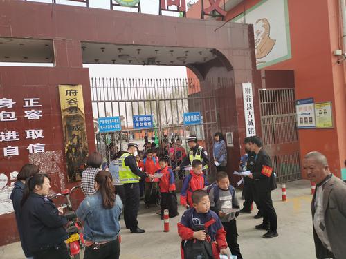 府谷古城交警走進古城學校進行交通安全宣傳