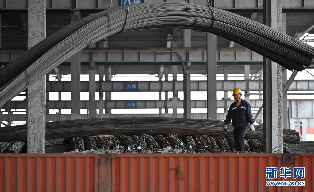 3月30日，铁路工人在中国铁路西安局集团有限公司新筑铁路物流中心装运钢材。