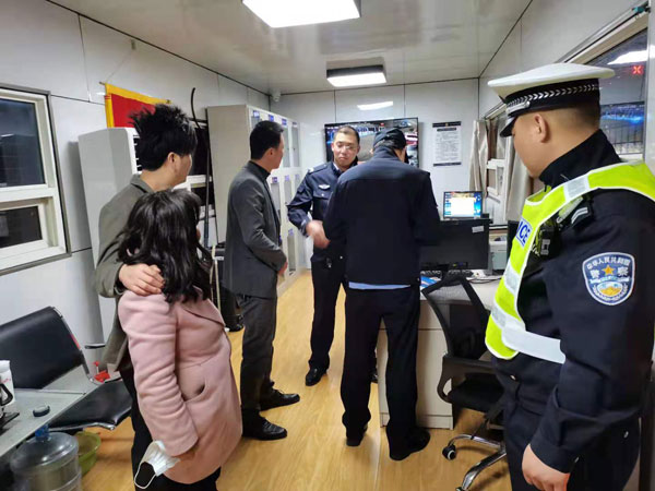 【我為群眾辦實事】智障女子迷路上高速 交警相助聯(lián)系家人