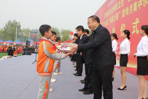 “三下鄉(xiāng)”相擁著“科技之春”來到鳳翔，溫暖送到了鄉(xiāng)親們的心坎上！