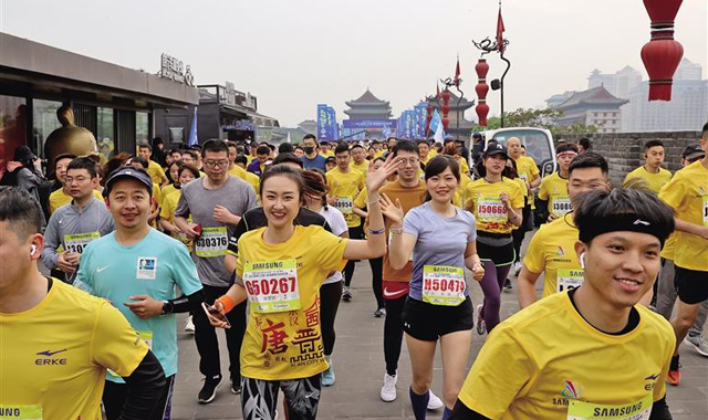西安渭南同日开跑 两场马拉松各展精彩