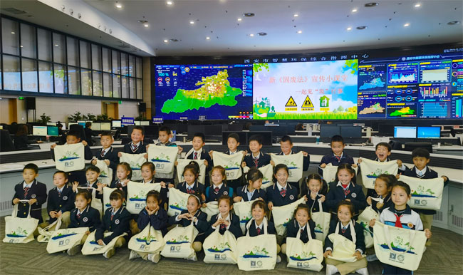 小手”拉“大手” 一起见“圾”行事